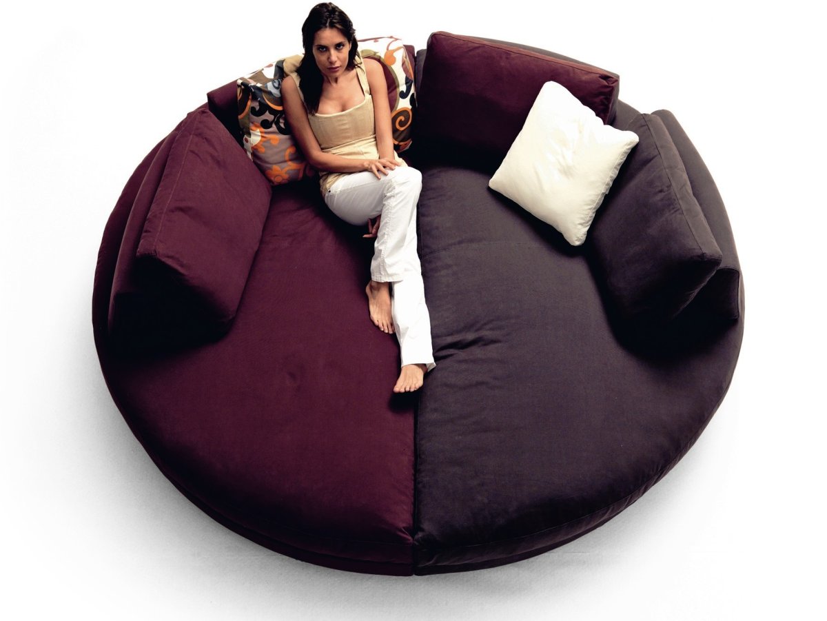 Красный полукруглый диван