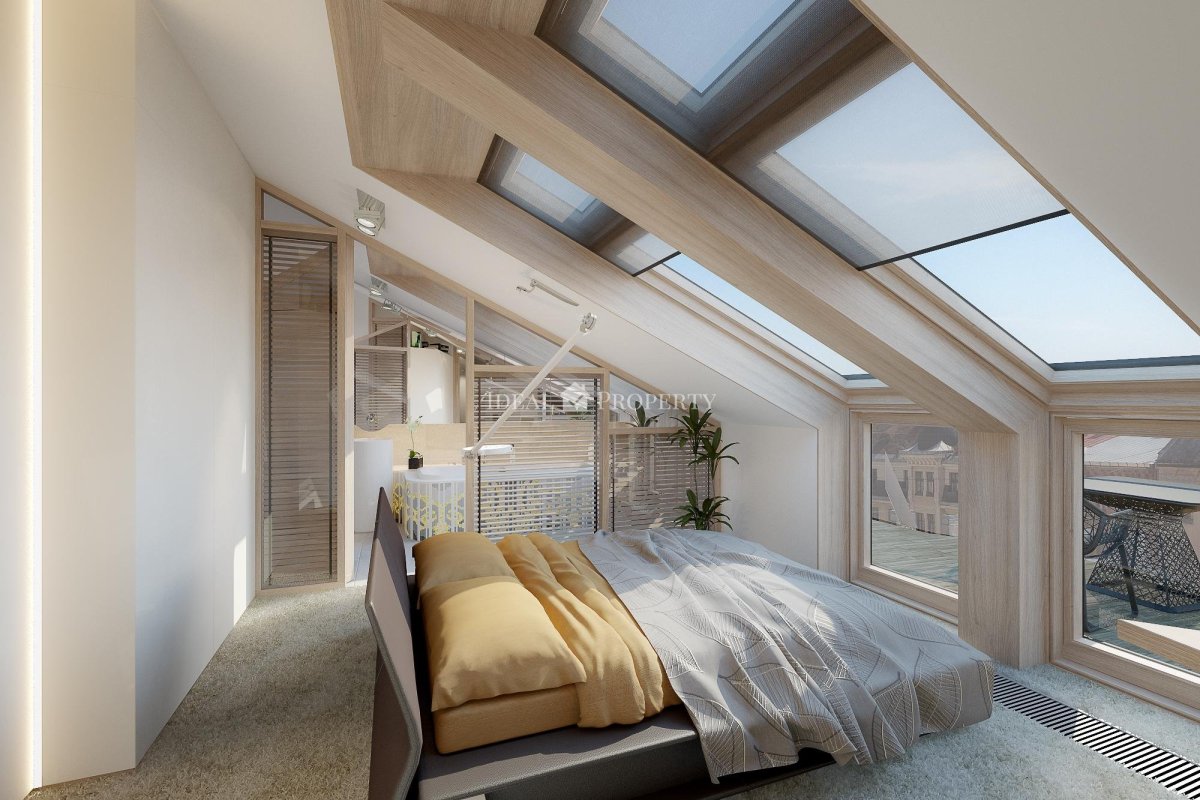 Мансарда с витражными окнами