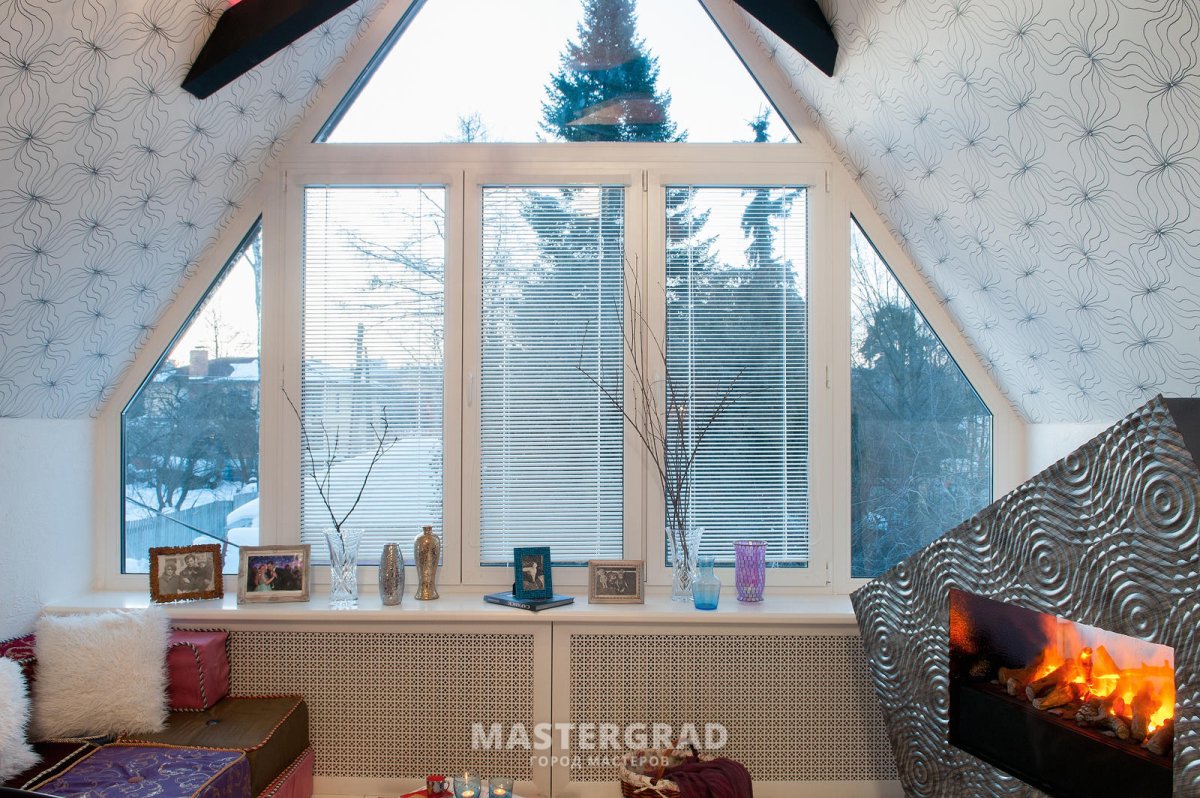 Мансарда с витражными окнами