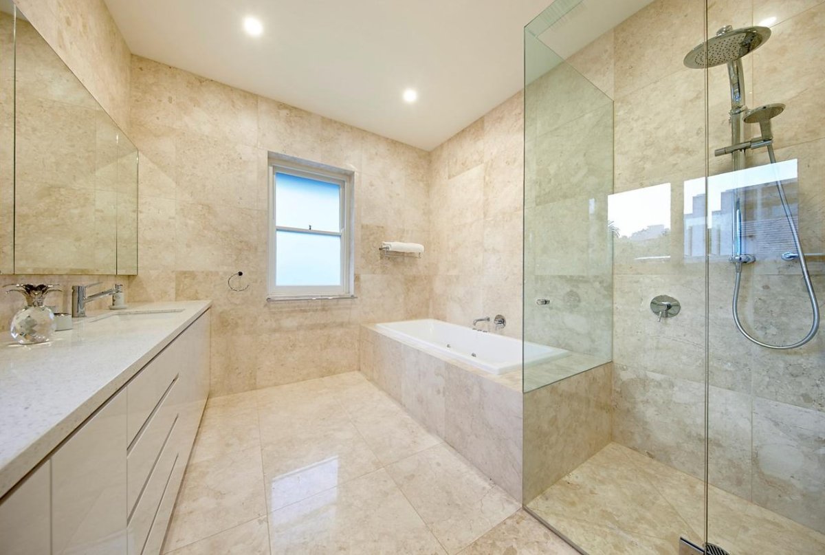 Травертин в ванной комнате