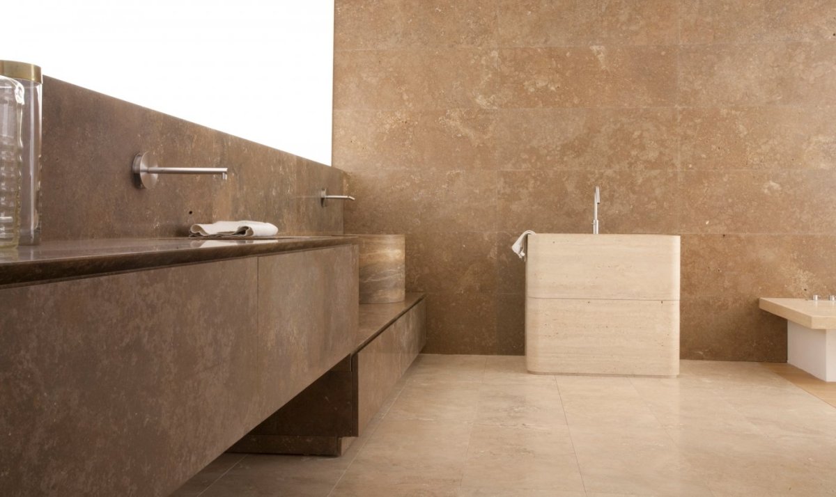 Ванная из травертина с деревом