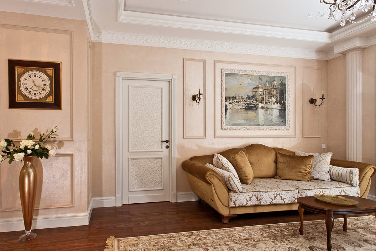 Молдинги в интерьере гостиной