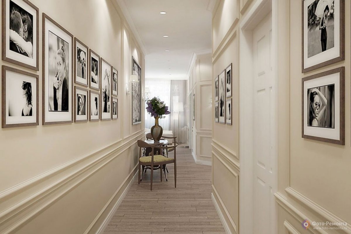 Коридор с молдингами на стенах