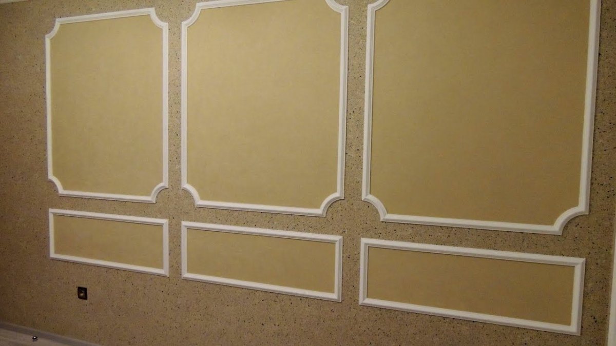 Рамка на стене из багетов