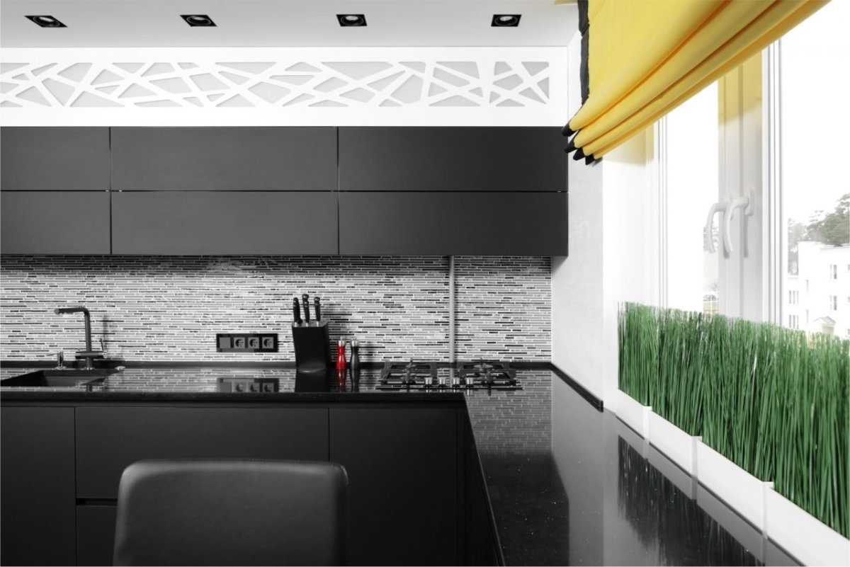 Черная кухня с черным фартуком