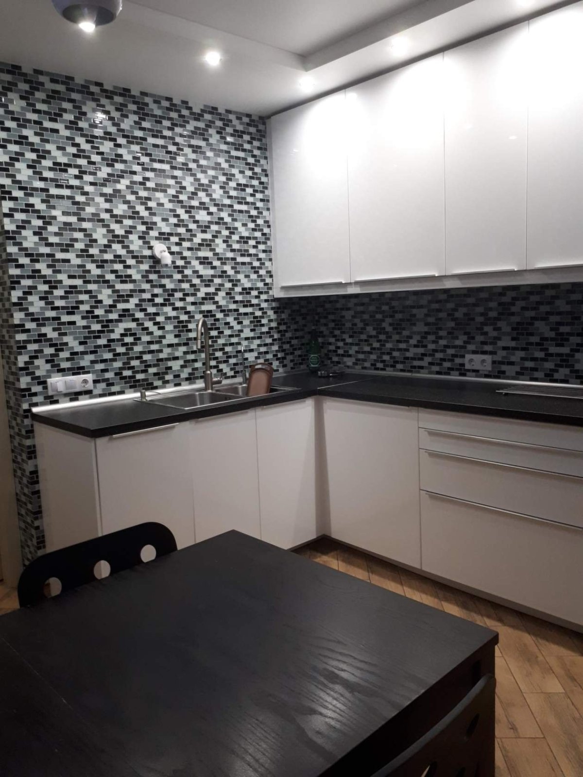 Скинали для черно белой кухни