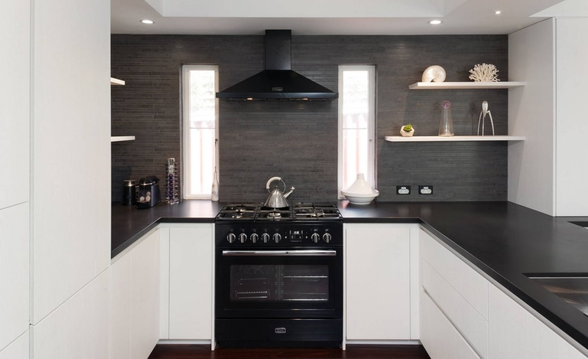 Дизайн кухни с черной столешницей