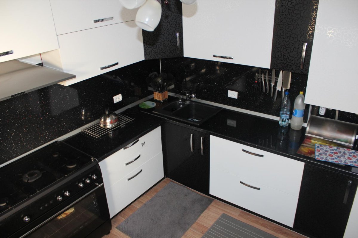 Белая кухня с темным фартуком