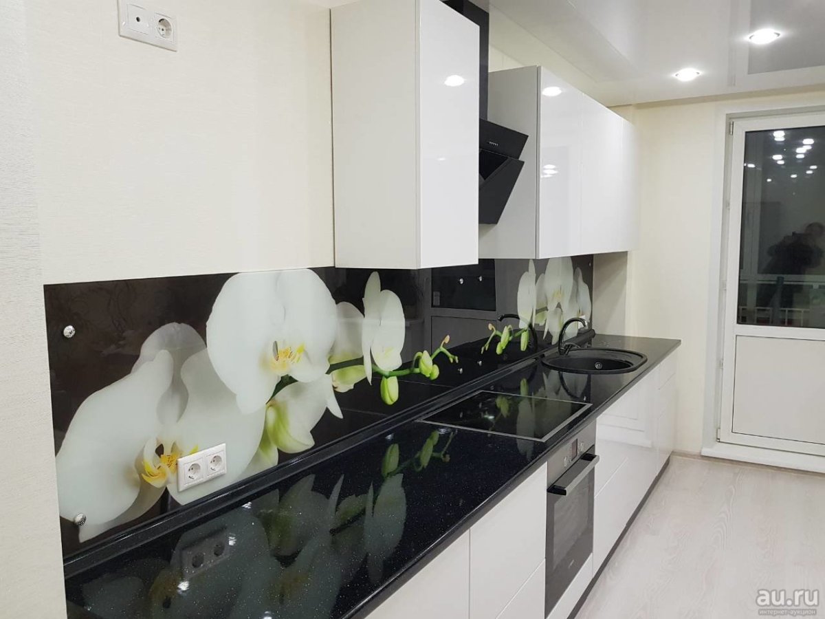 Кухни с черным фартуком и черной техникой