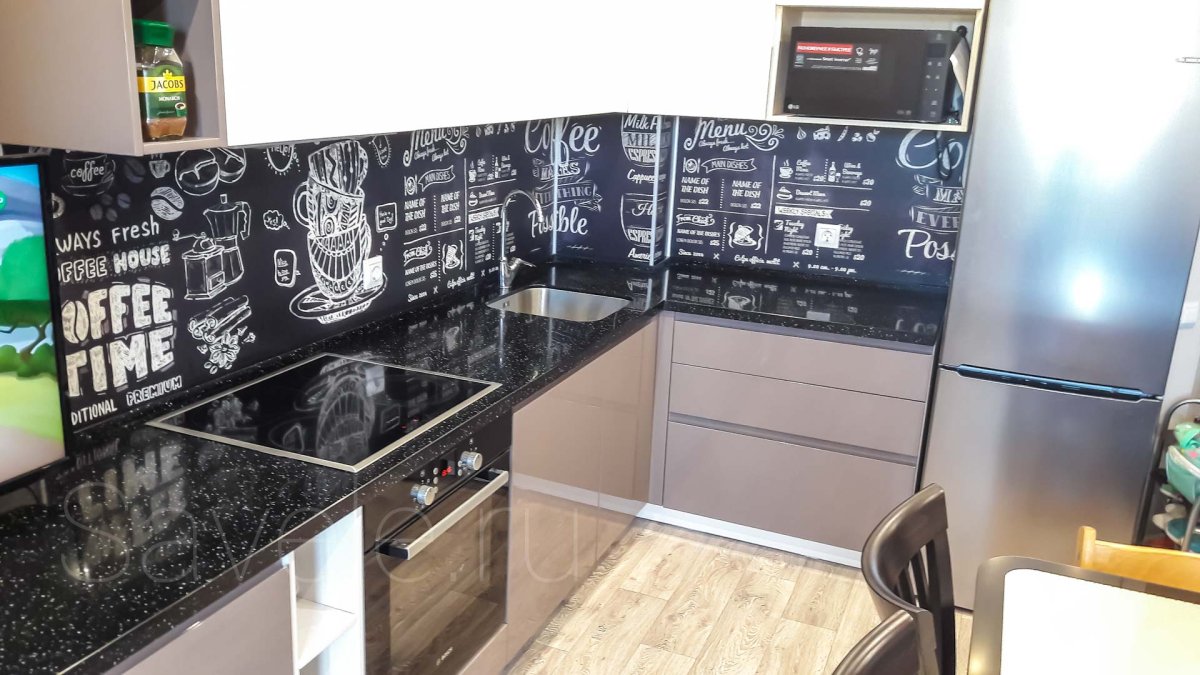 Кухонный фартук к черной столешницей