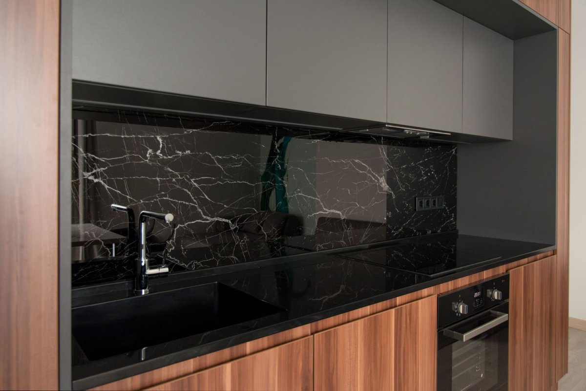 Матовая кухня в черно белом цвете