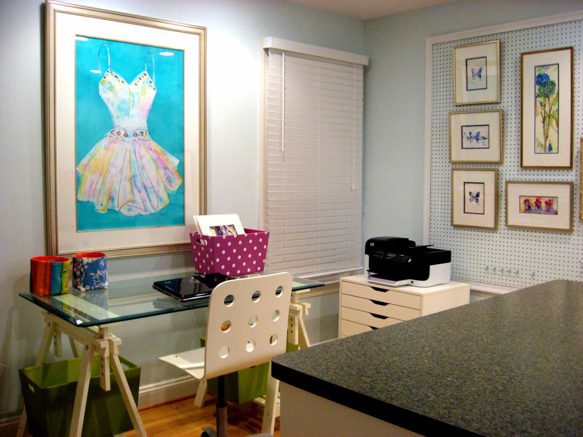 Кабинет с белыми стенами