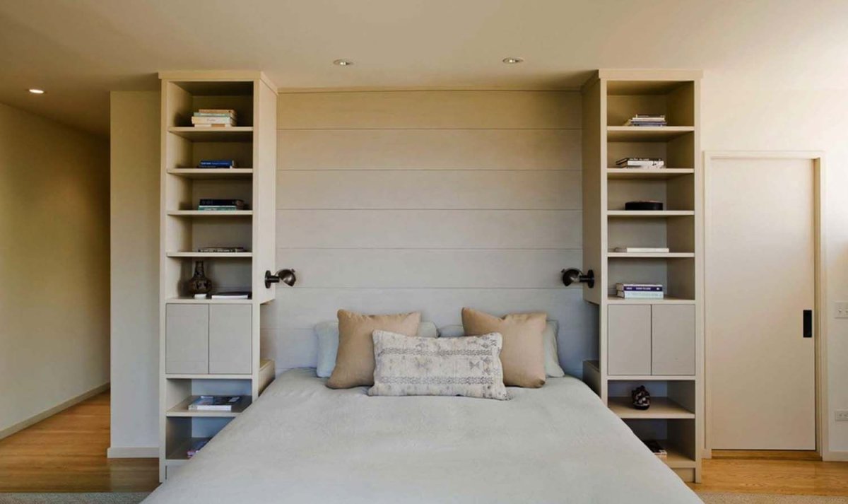 Встроенный в нишу шкаф с распашными дверями внутри