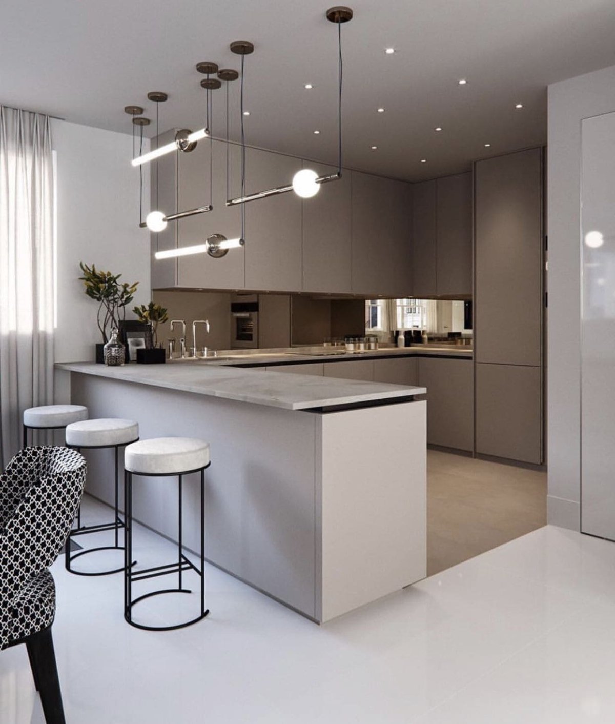 Черные светильники над барной стойкой