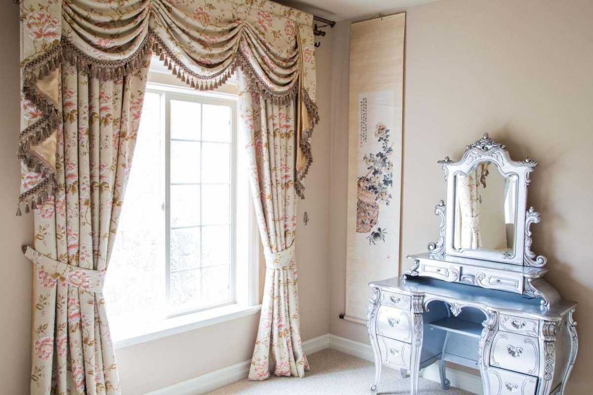 Шторы в гостиную с ламбрекеном в стиле Прованс