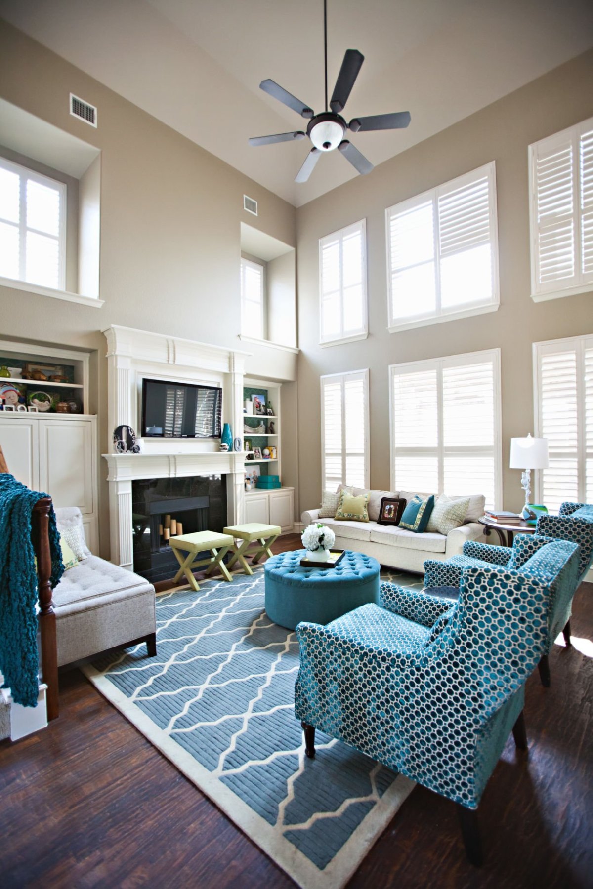 Диван цвета морской волны