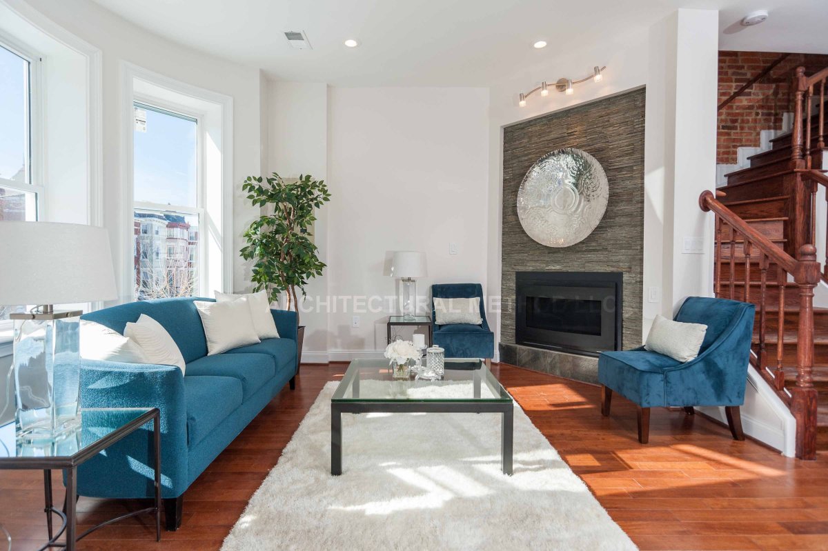 Зал с бирюзовым диваном