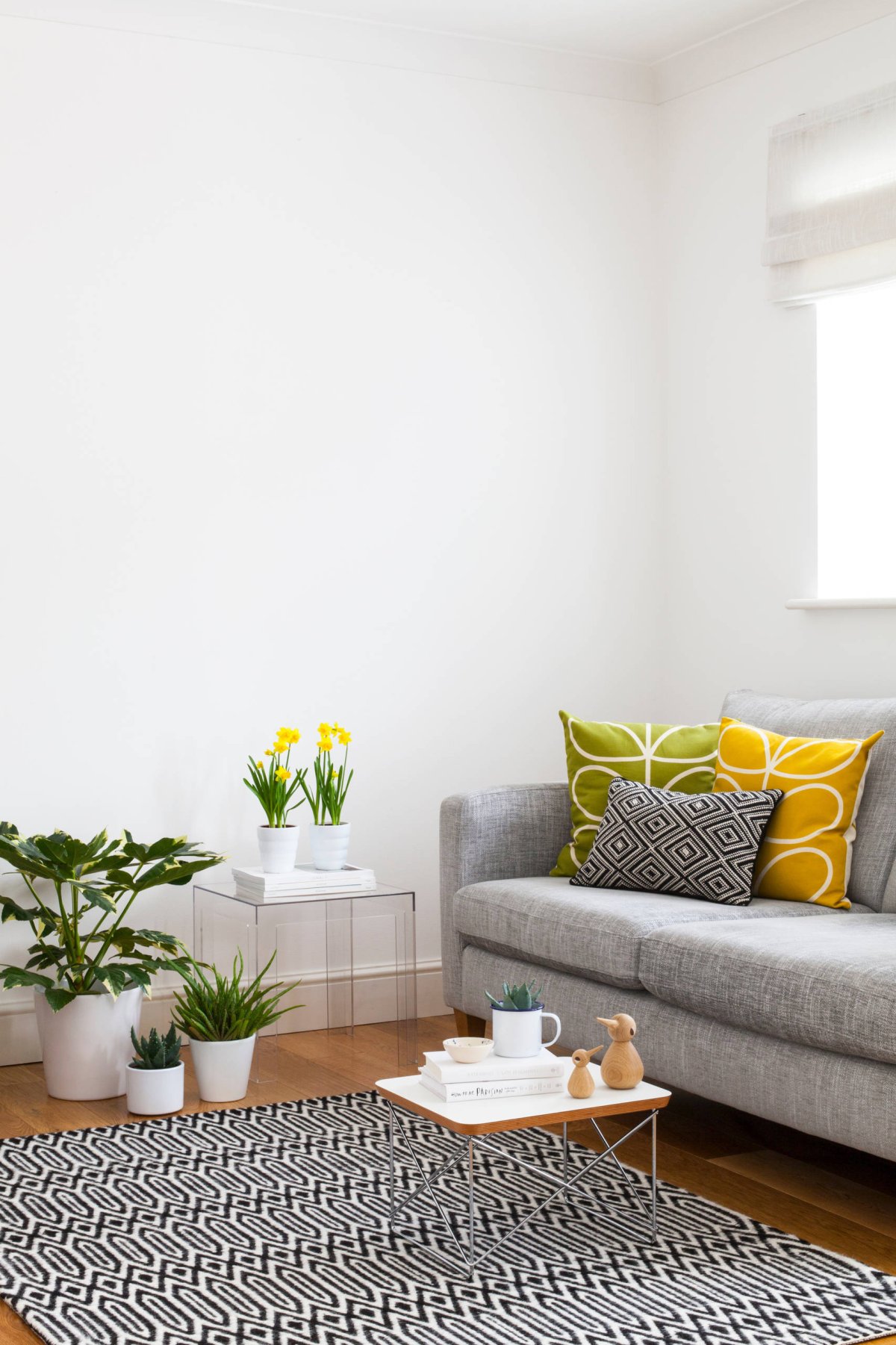 Сочетание картин в интерьере гостиной