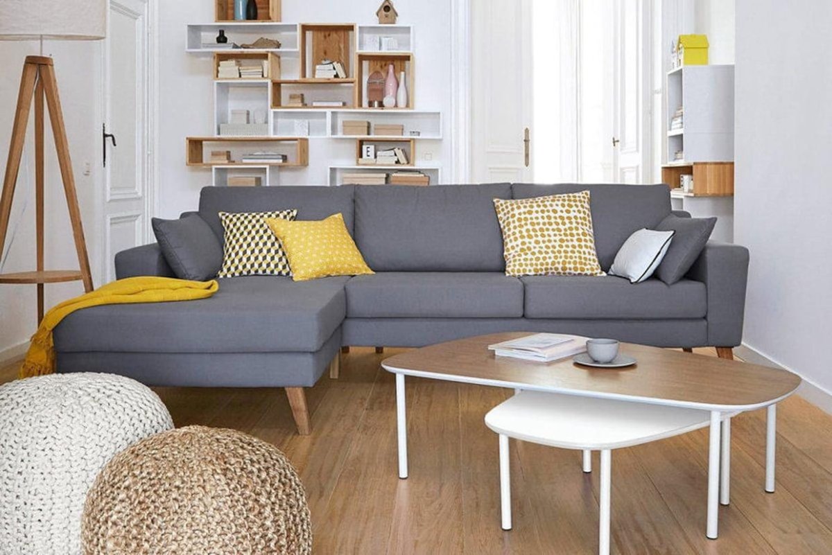 Серый диван с синими подушками