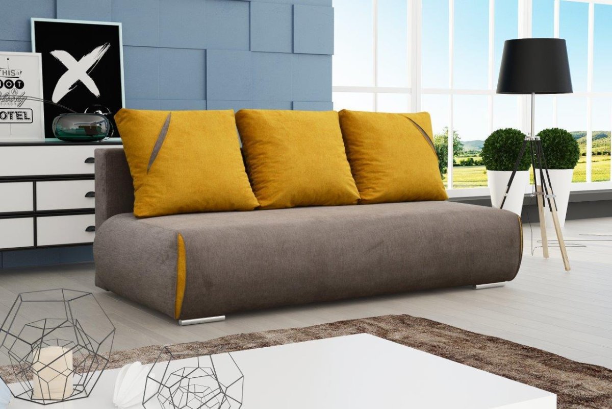 Коричневый диван с подушками