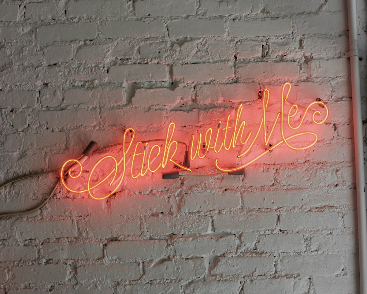 Неоновые надписи на стену