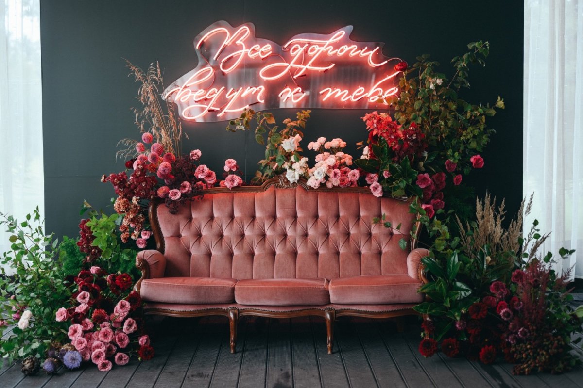 Фотозоны с неоновыми надписями