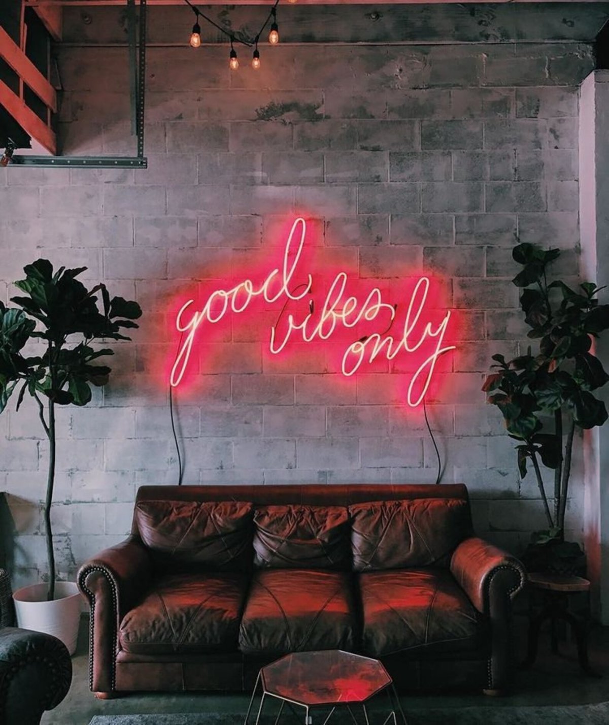 Неоновые вывески в интерьере