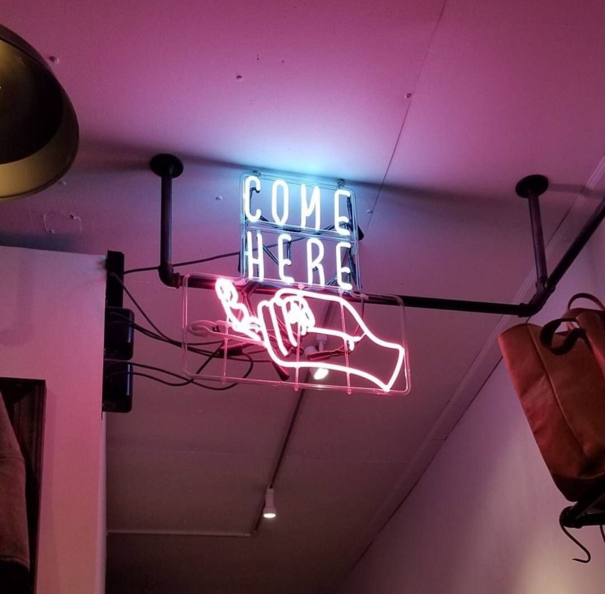 Неоновые вывески в заведениях