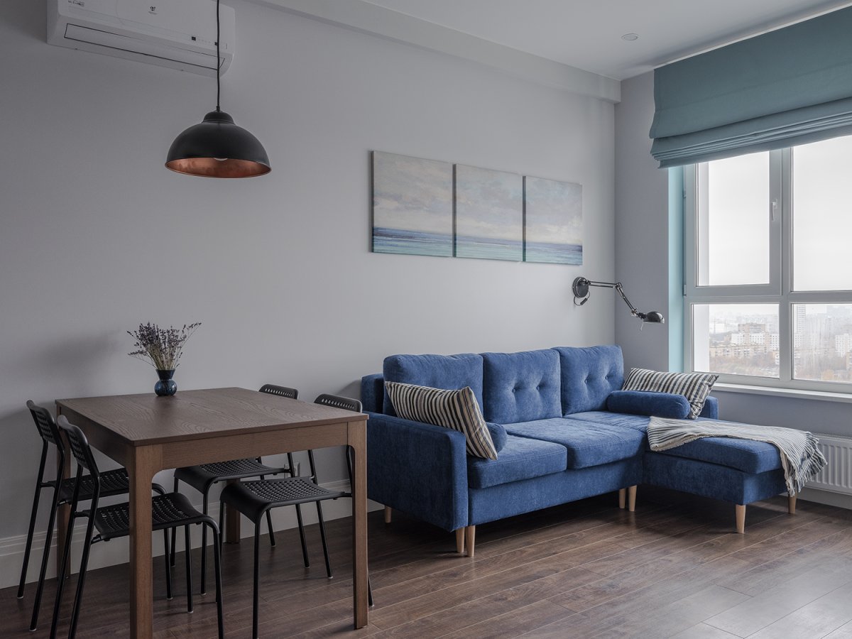 Интерьер зала с синим диваном