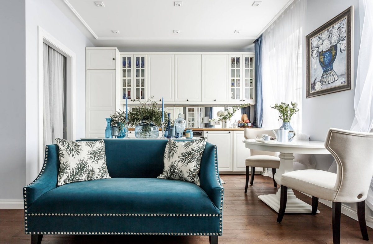 Белая кухня с синим диваном