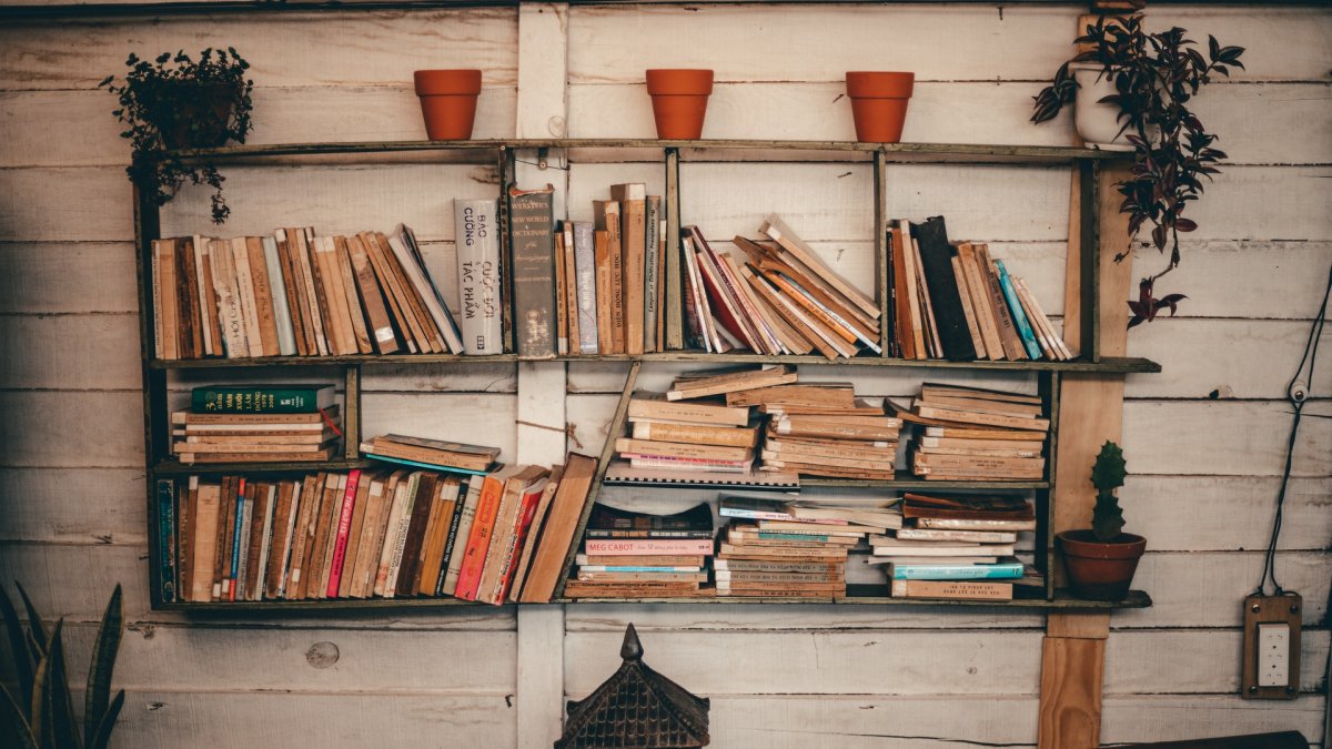 Старинные книжные полки