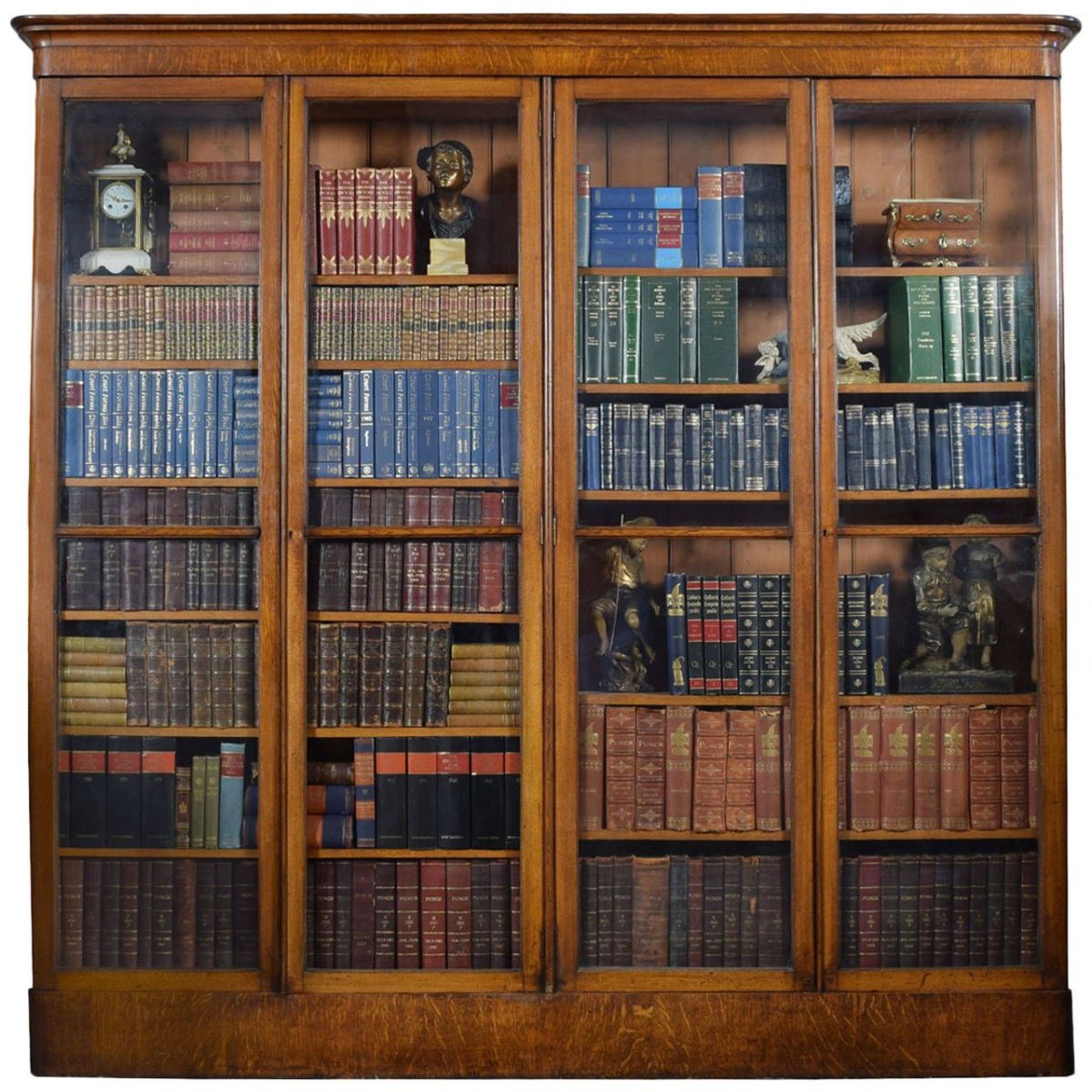 Старый книжный стеллаж