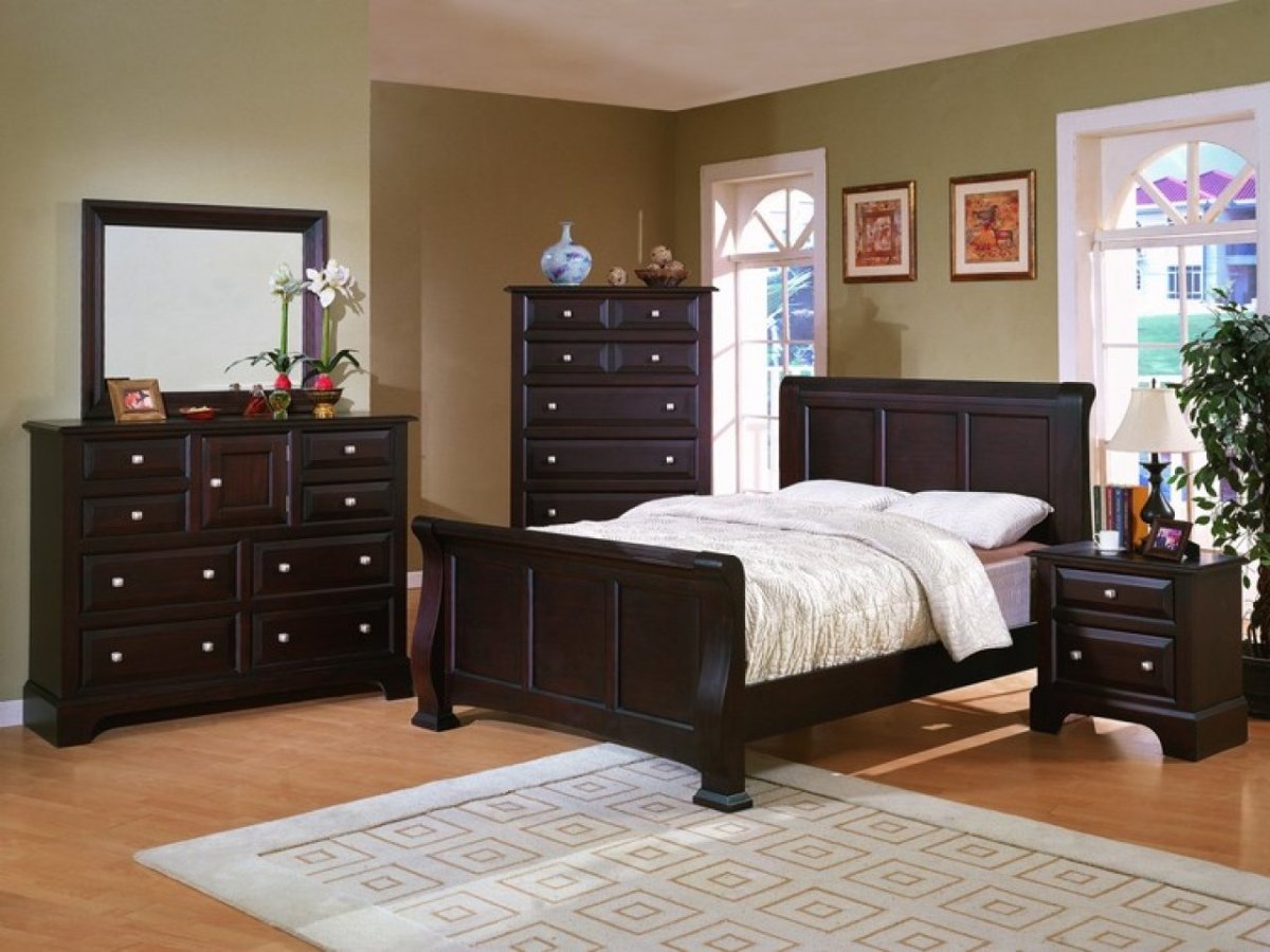 Тёмные обои в гостиной