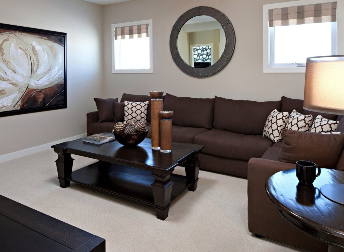 Коричневый диван в гостиной