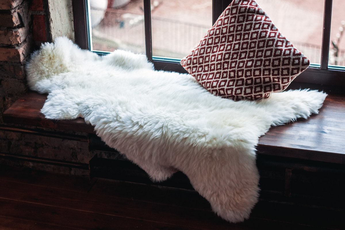 Овчинная шкура в гостиной в классическом стиле