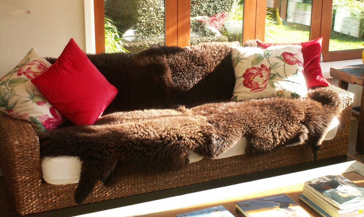 Шкуры овцы на диван