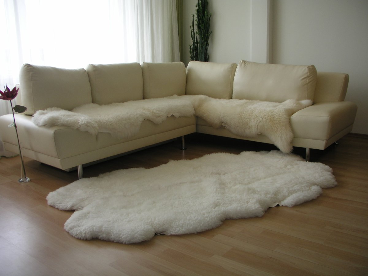 Кожаный диван со шкурой