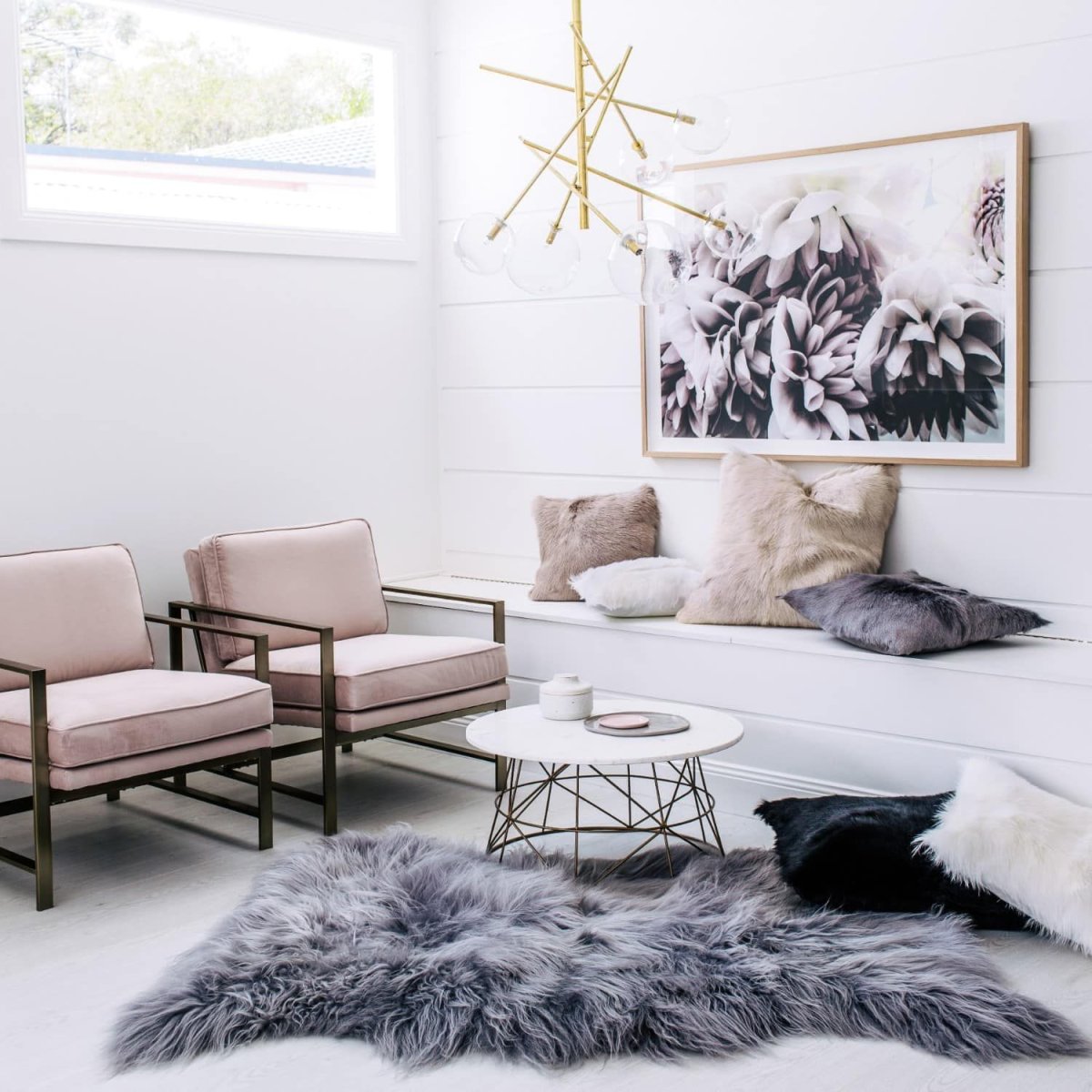 Меховые подушки в интерьере