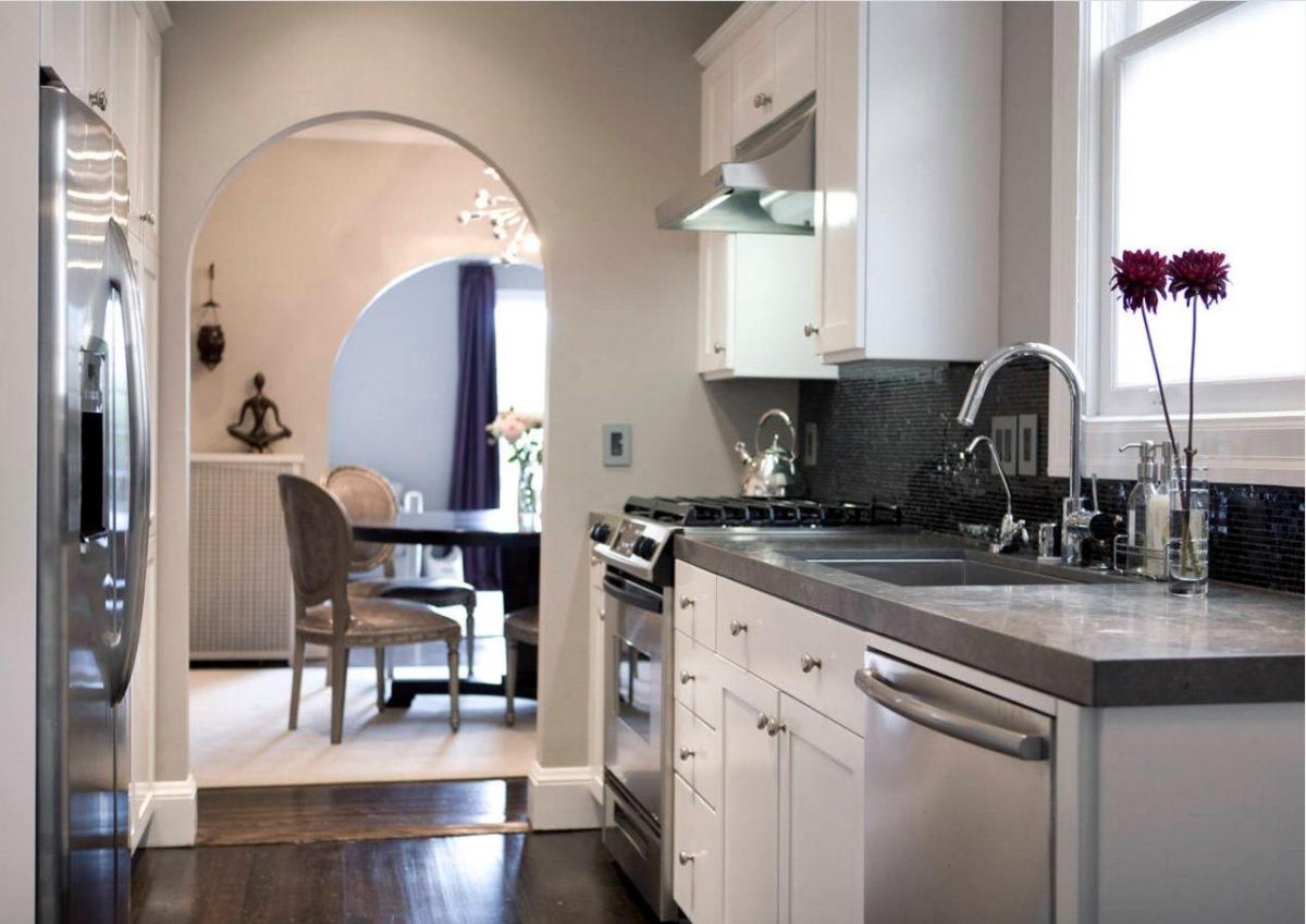 Интерьер маленькой проходной кухни