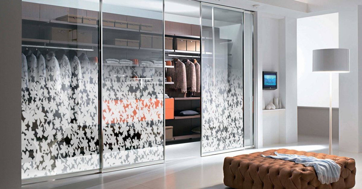 Декоративная пленка для стекол шкафа