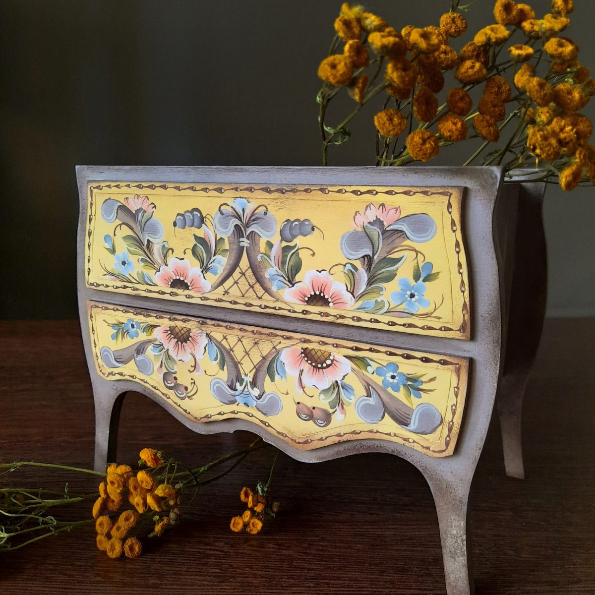 Расписать комод