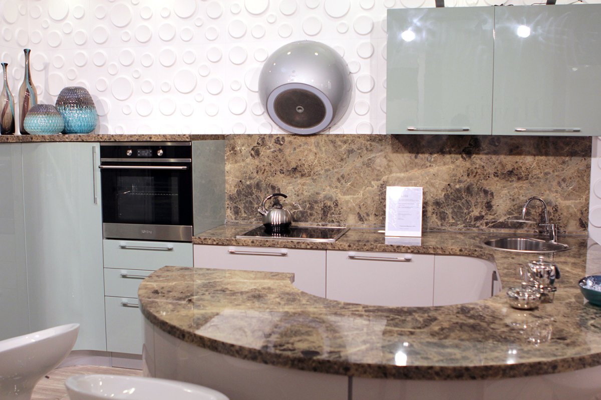 Кухня с золотыми фасадами