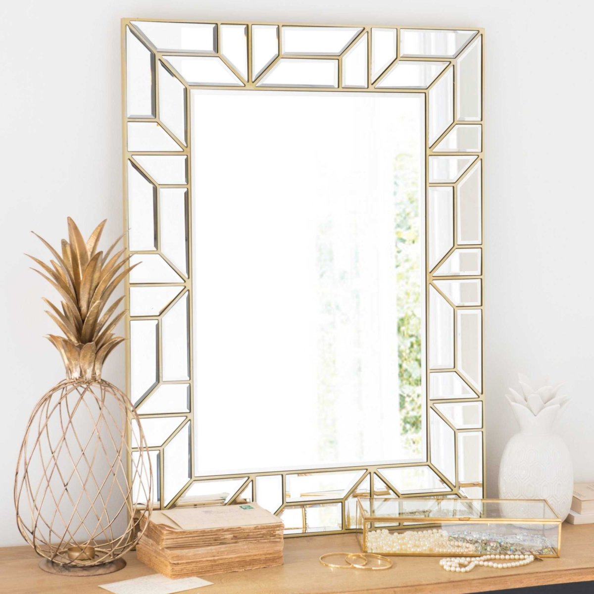 Зеркальное панно в обеденной зоне