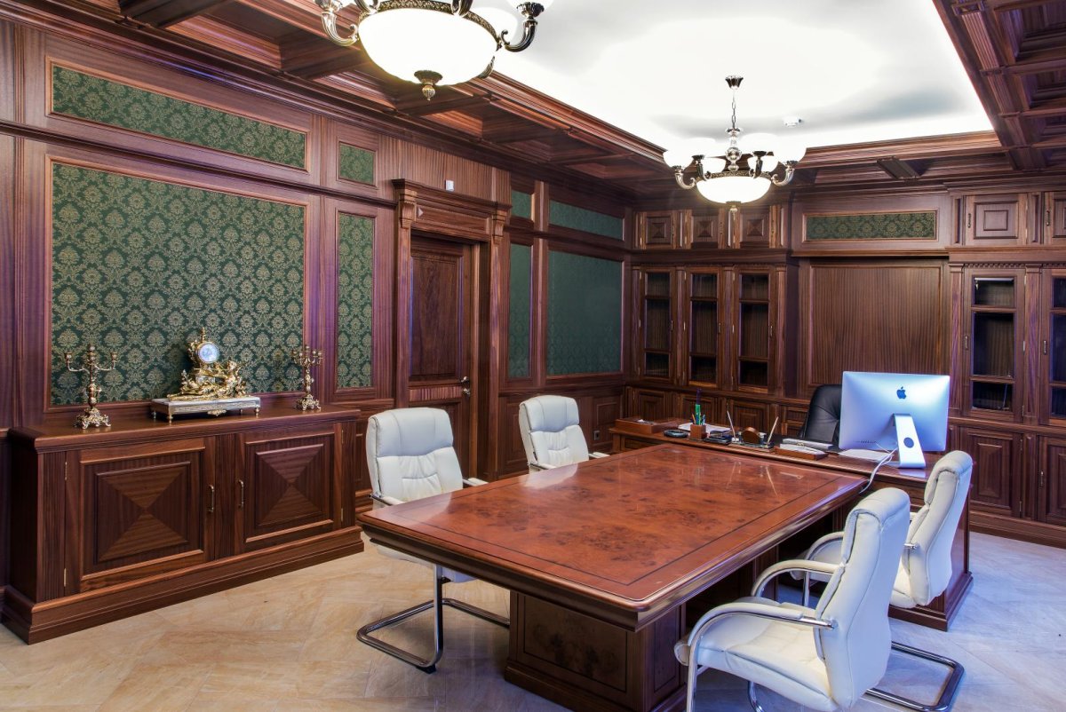 Кабинет с красными обоями