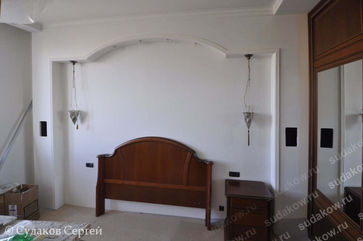 Декор из гипсокартона на стене в спальне