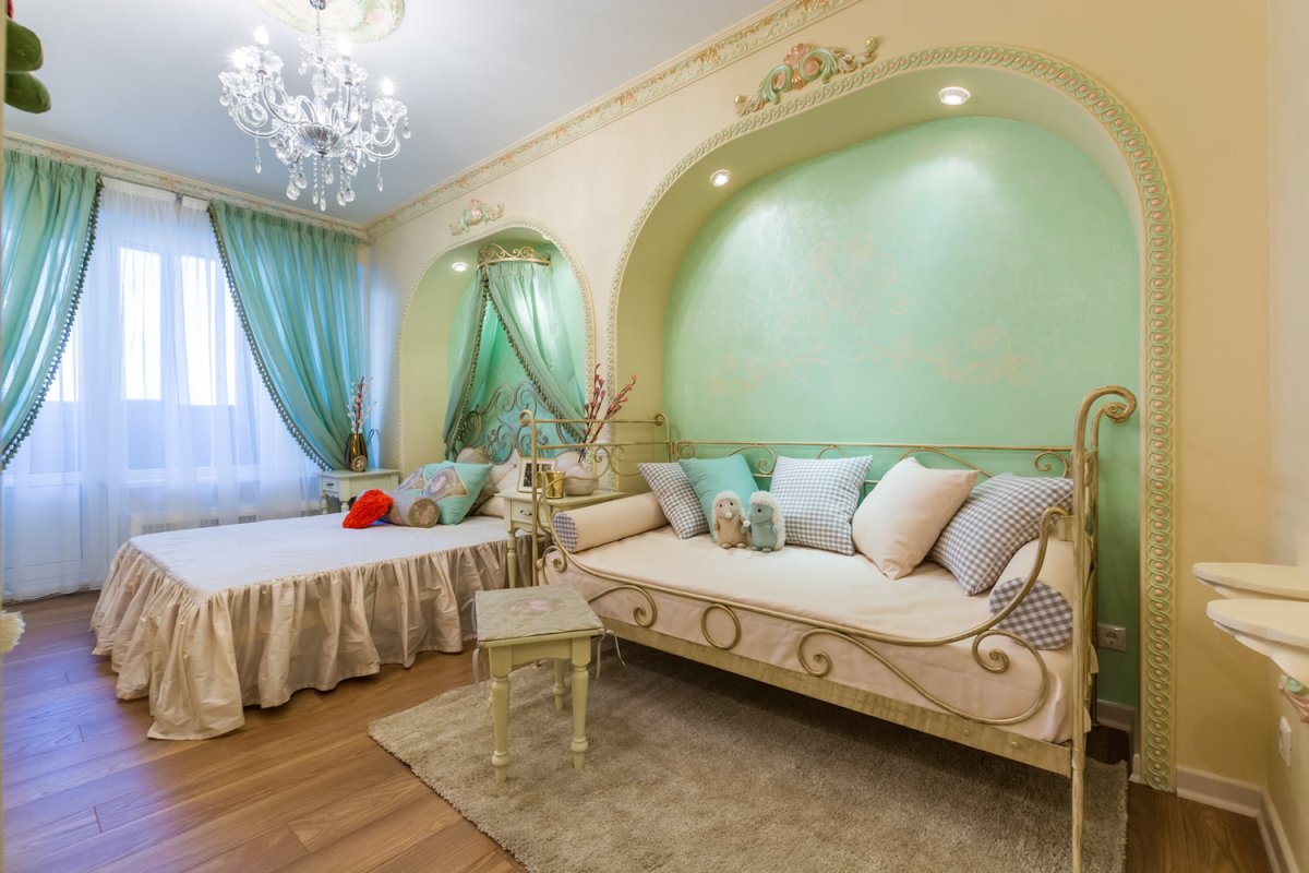 Потолки из гипсокартона в спальне над кроватью