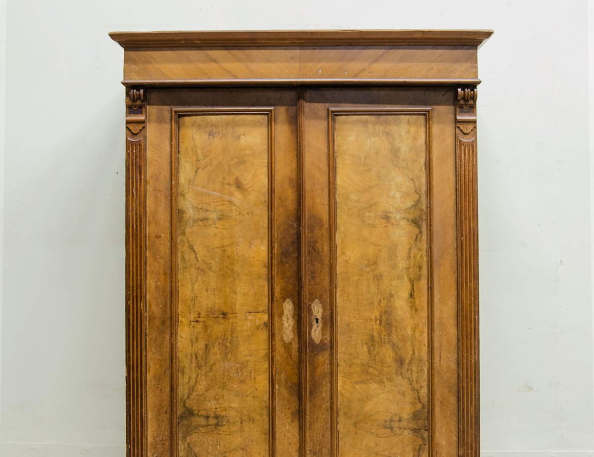 Антикварный шкаф