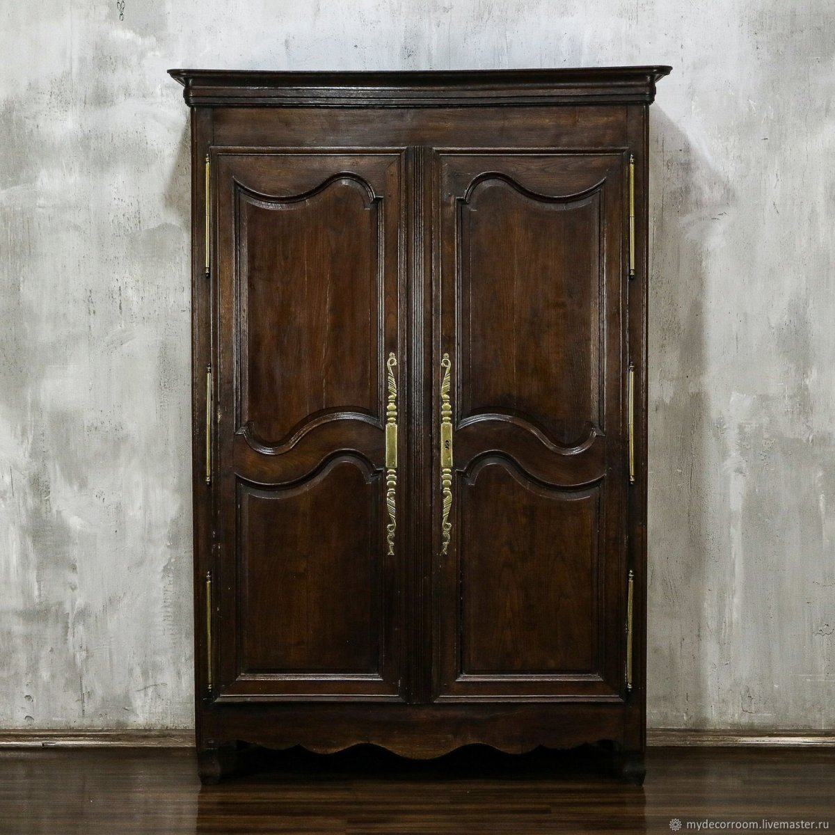 Антикварный платяной шкаф