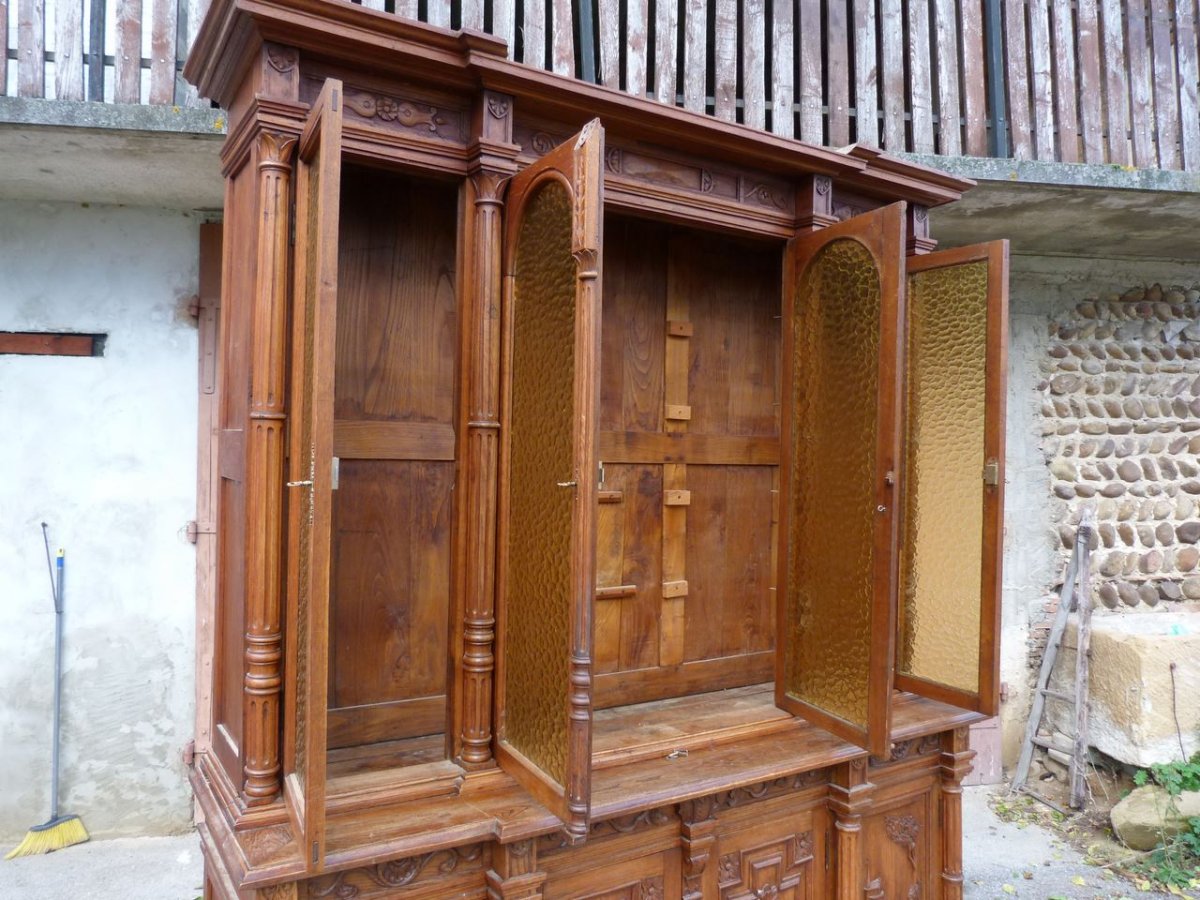 Резной шкаф