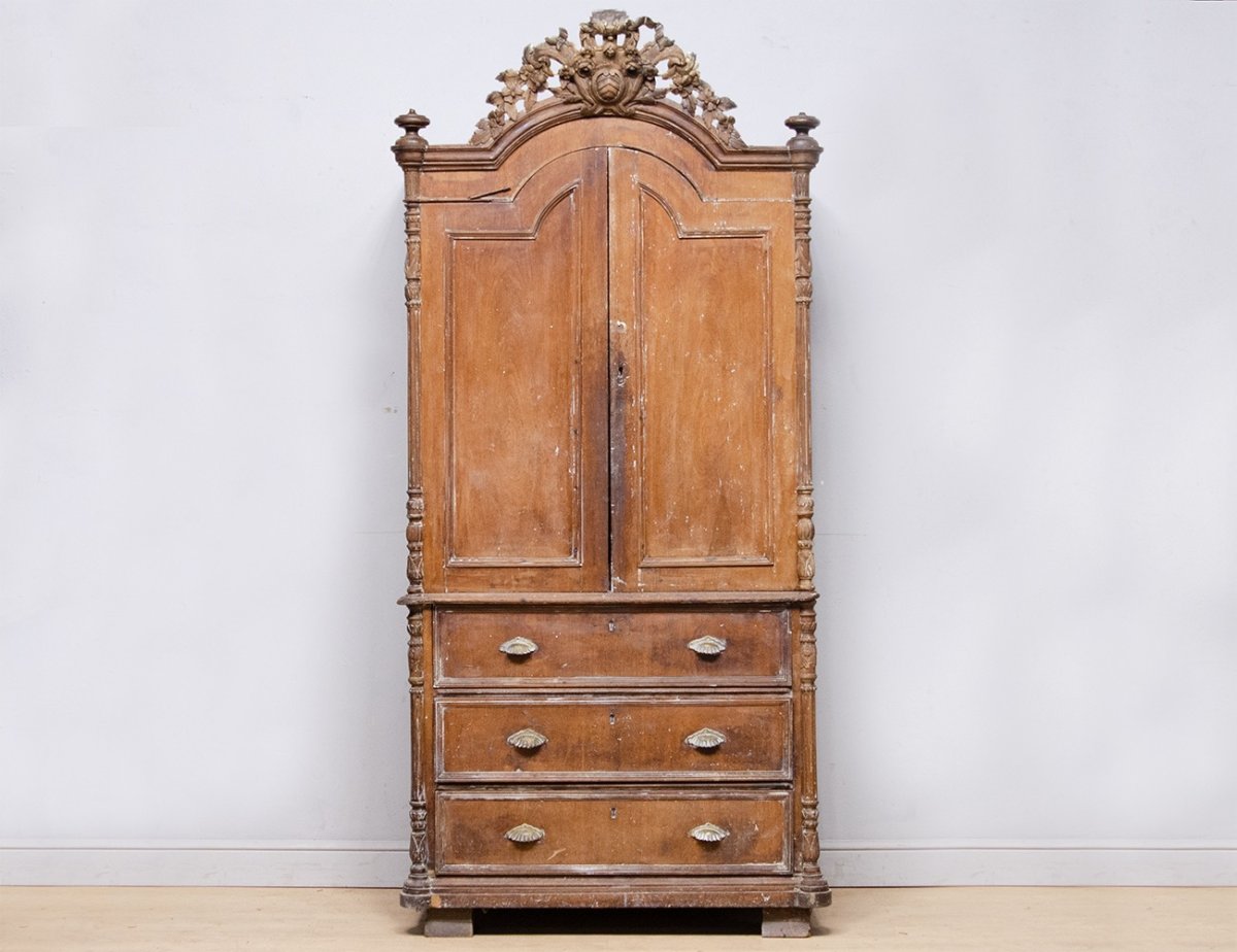 Старинный шкаф с зеркалом